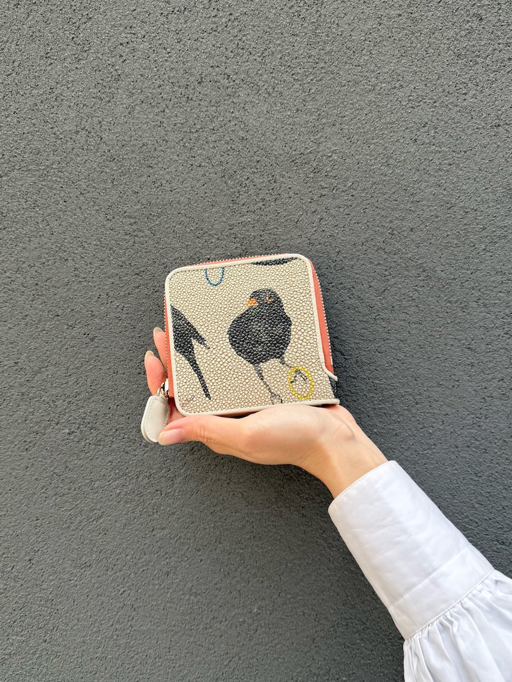 オレンジ系の財布、オレンジ系の財布を着用したレディースの冬コーディネートの8枚目の写真