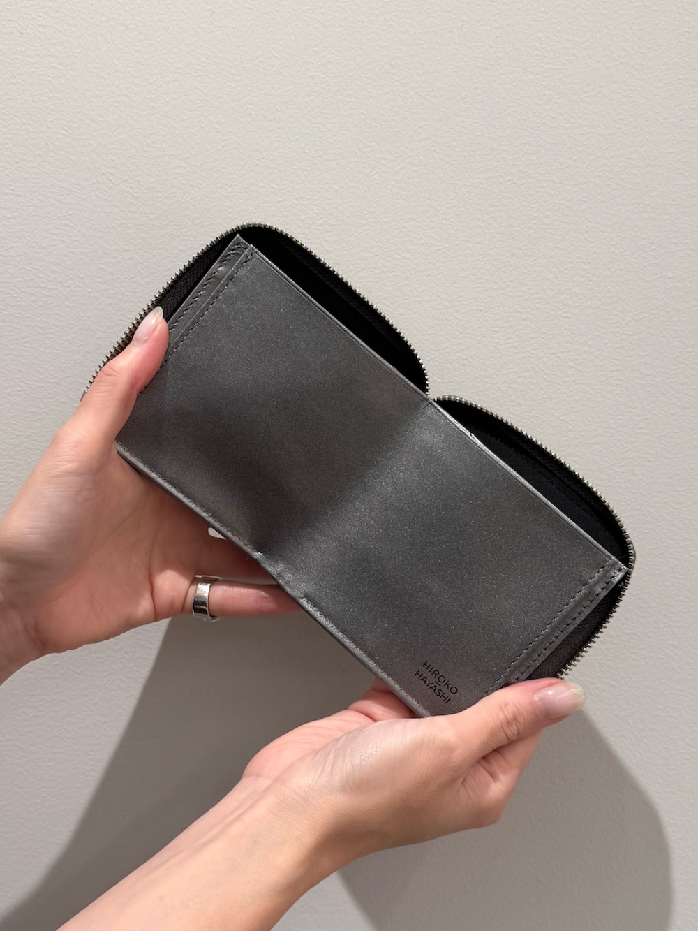 シルバー系の財布、シルバー系の財布を着用したレディースの夏コーディネートの7枚目の写真