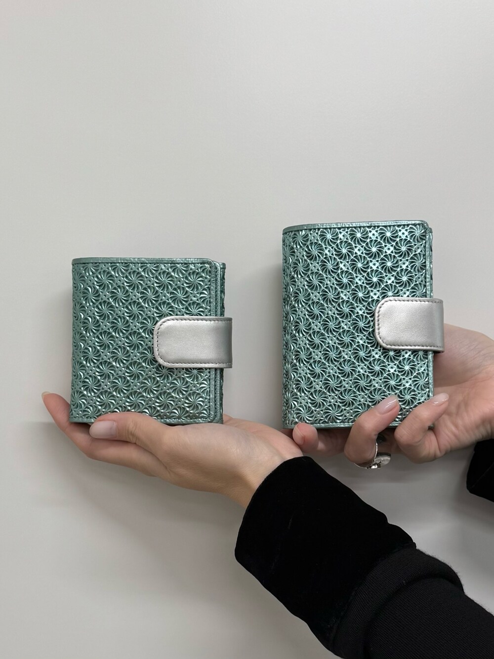 グリーン系の財布、グリーン系の財布を着用したレディースの秋コーディネートの2枚目の写真