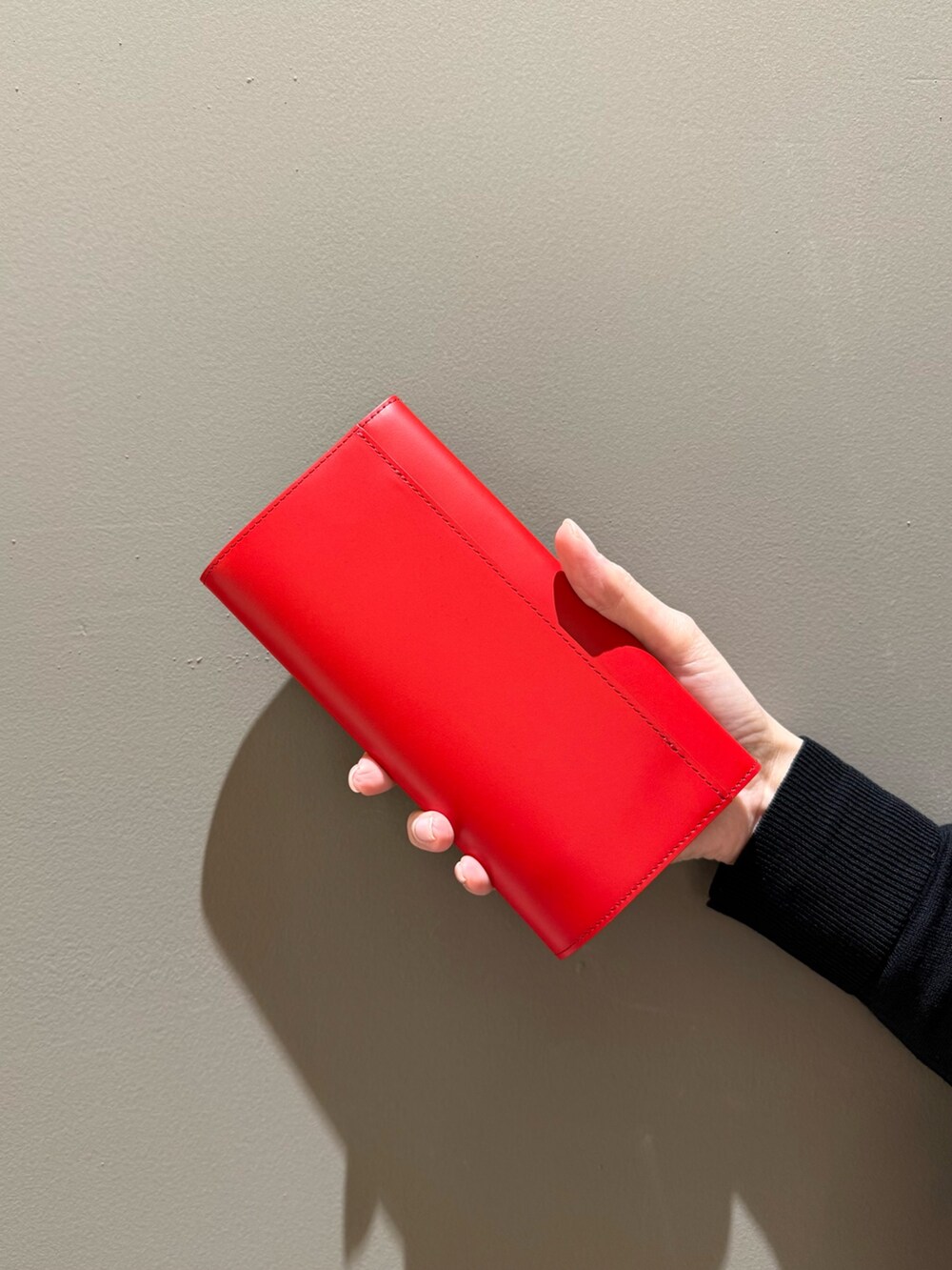 レッド系の財布、ブラック系の財布を着用したレディースの春コーディネートの8枚目の写真