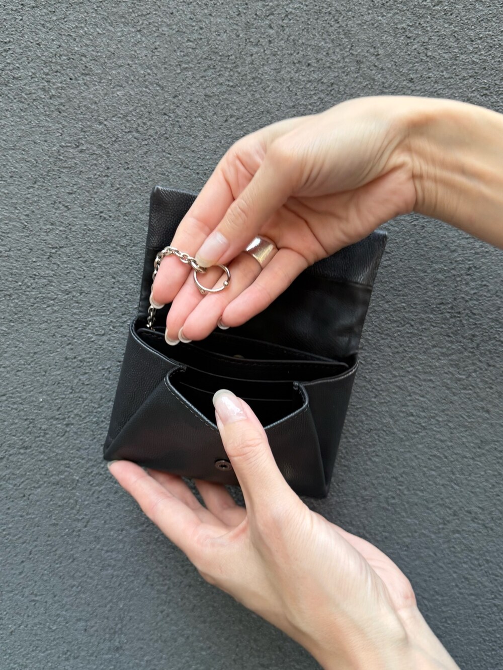 グレー系の財布、グレー系の財布を着用したレディースの秋コーディネートの7枚目の写真