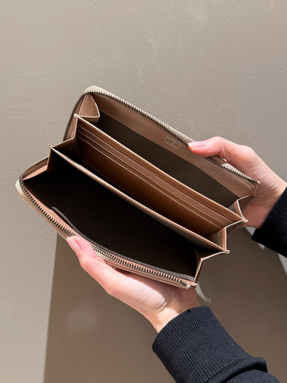 ピンク系の財布、グレー系の財布を着用したレディースの春コーディネートの4枚目の写真