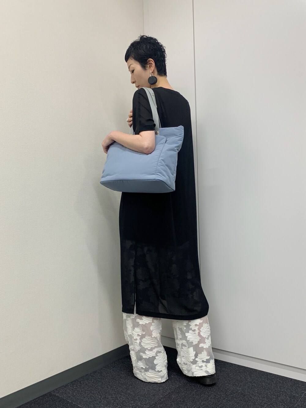 ブルー系のトートバッグを着用したレディースの夏コーディネートの3枚目の写真