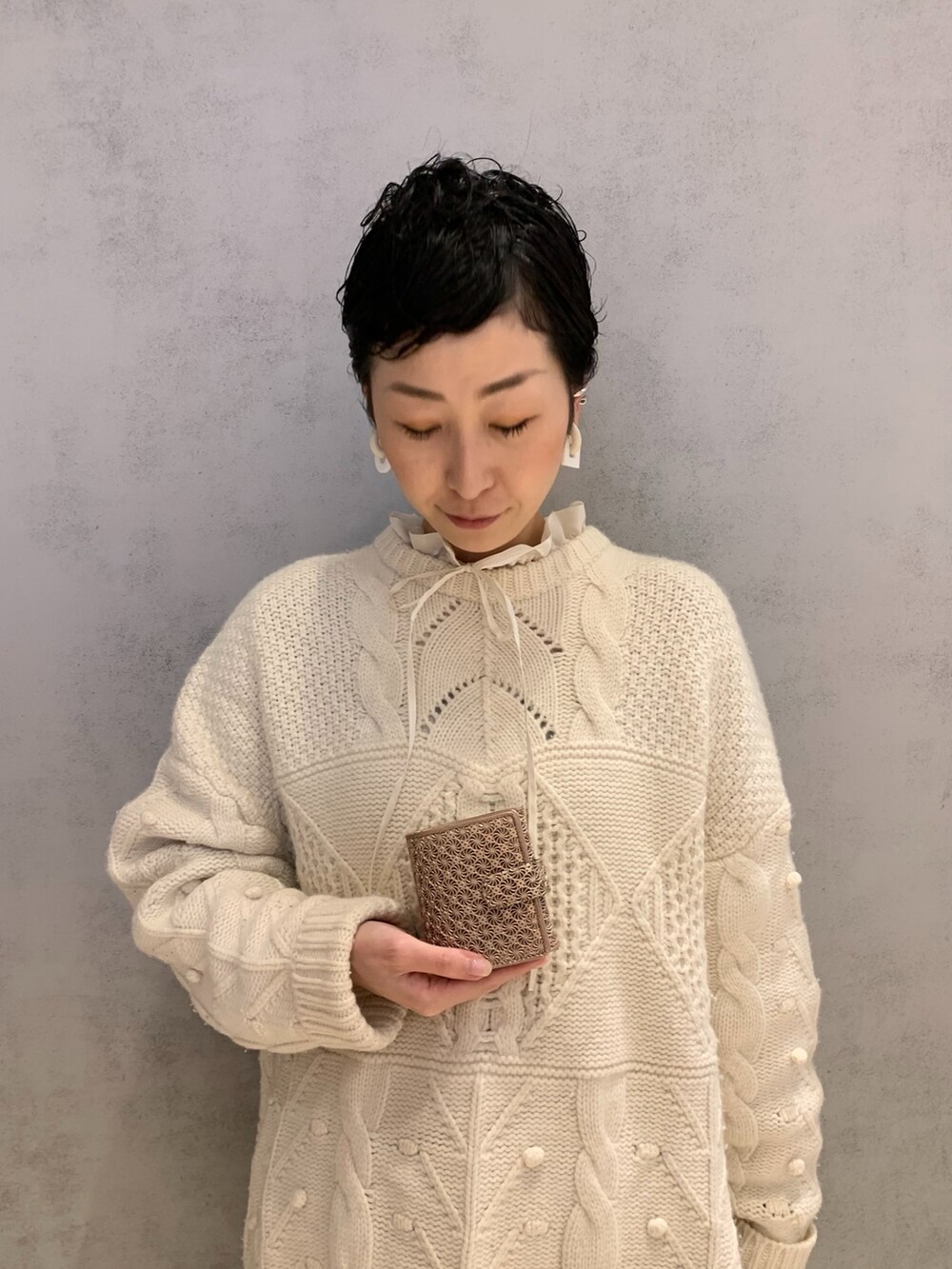 ピンク系の財布、ゴールド系の財布を着用したレディースの春コーディネートの2枚目の写真