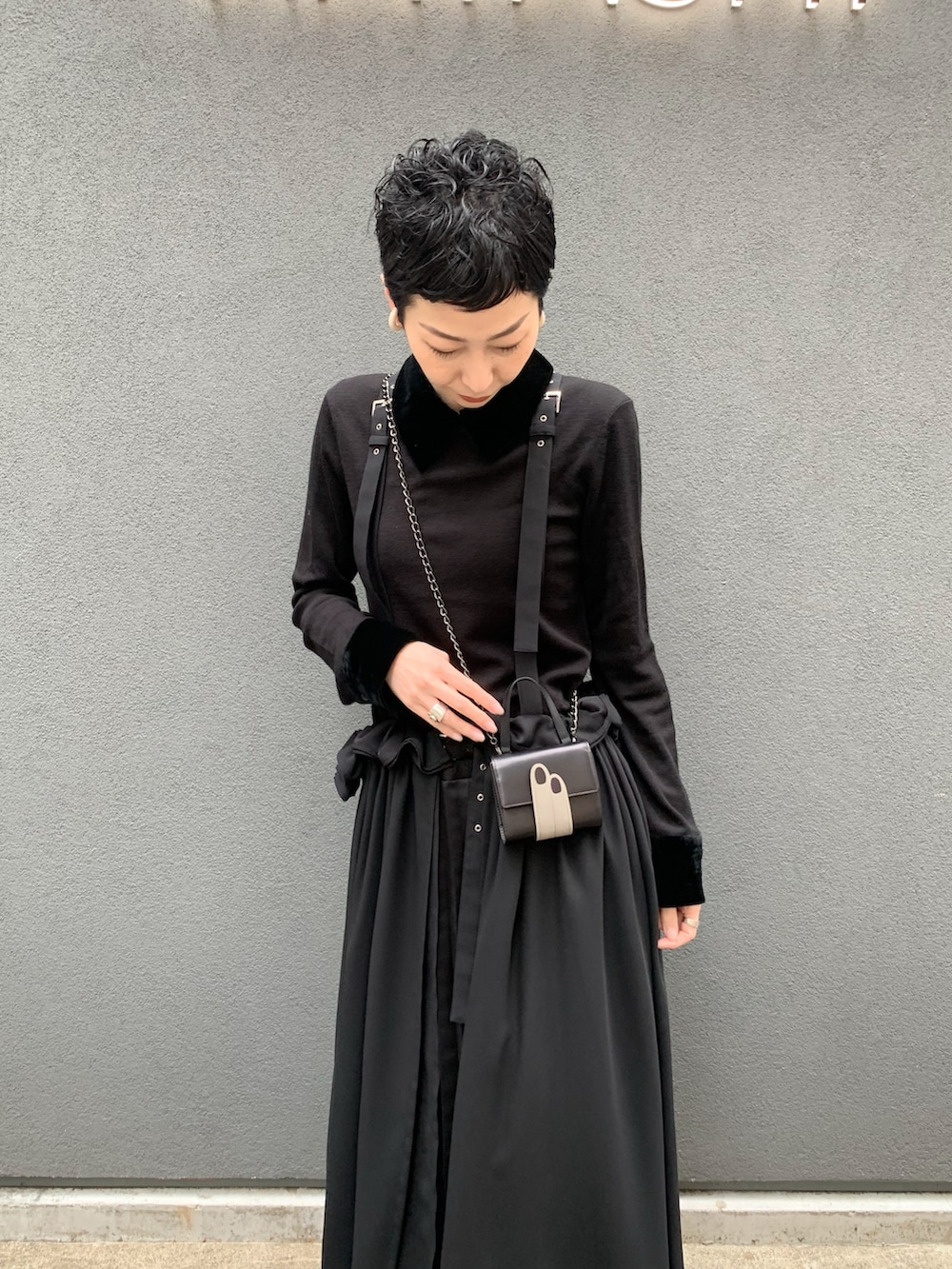 ブラック系の財布、ブラック系のキーケース/キーアクセサリーを着用したレディースの春コーディネートの3枚目の写真