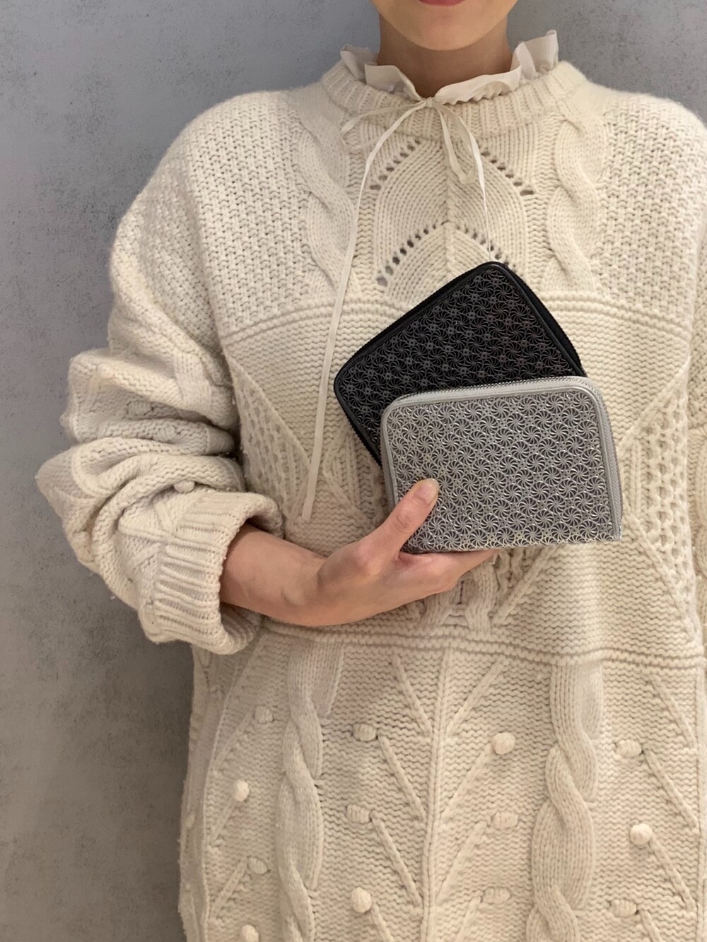 シルバー系の財布、ブラック系の財布を着用したレディースの春コーディネートの3枚目の写真