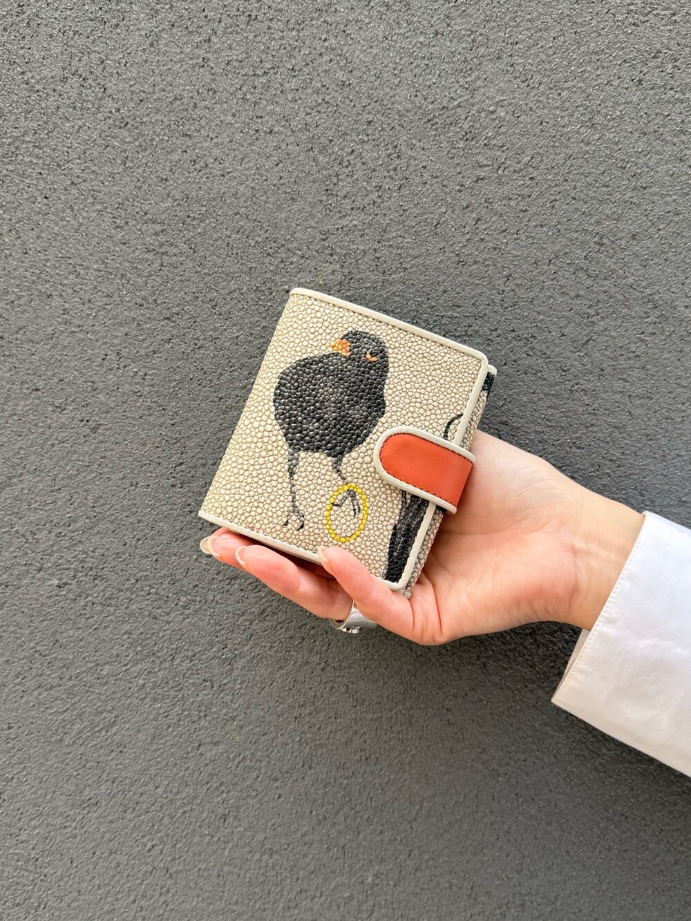 オレンジ系の財布、オレンジ系の財布を着用したレディースの冬コーディネートの4枚目の写真