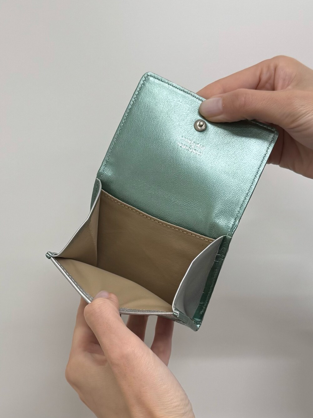 グリーン系の財布、グリーン系の財布を着用したレディースの秋コーディネートの7枚目の写真