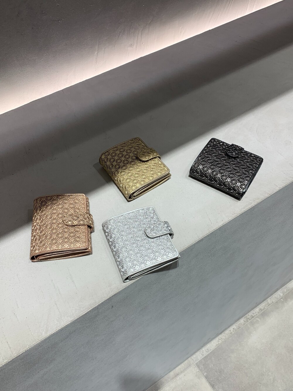 ピンク系の財布、ゴールド系の財布を着用したレディースの春コーディネートの6枚目の写真