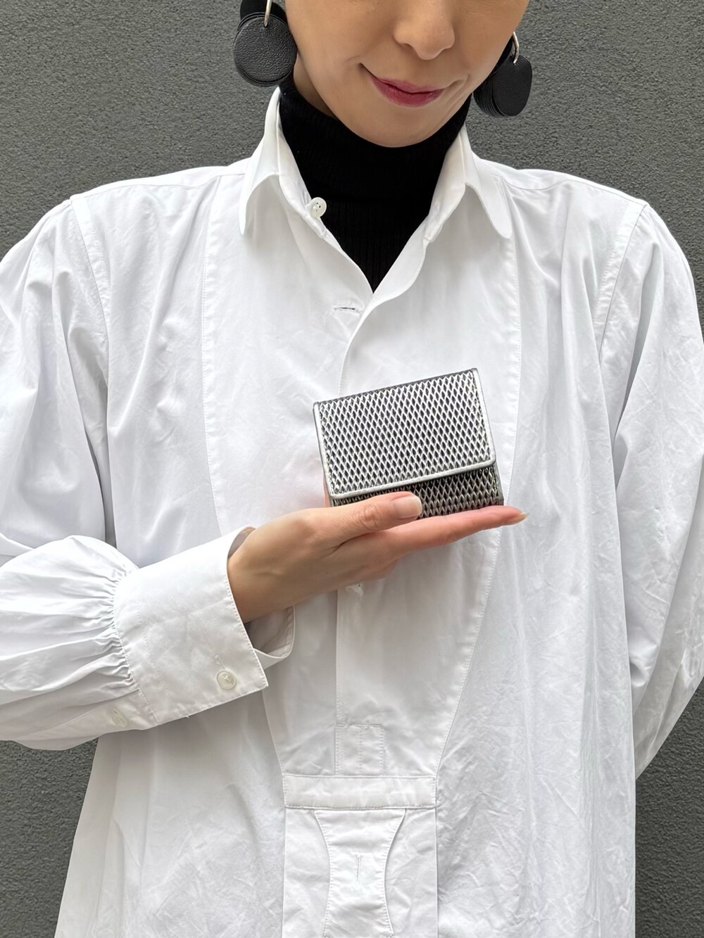 シルバー系の財布、シルバー系の財布、シルバー系の名刺入れを着用したレディースの冬コーディネートの2枚目の写真