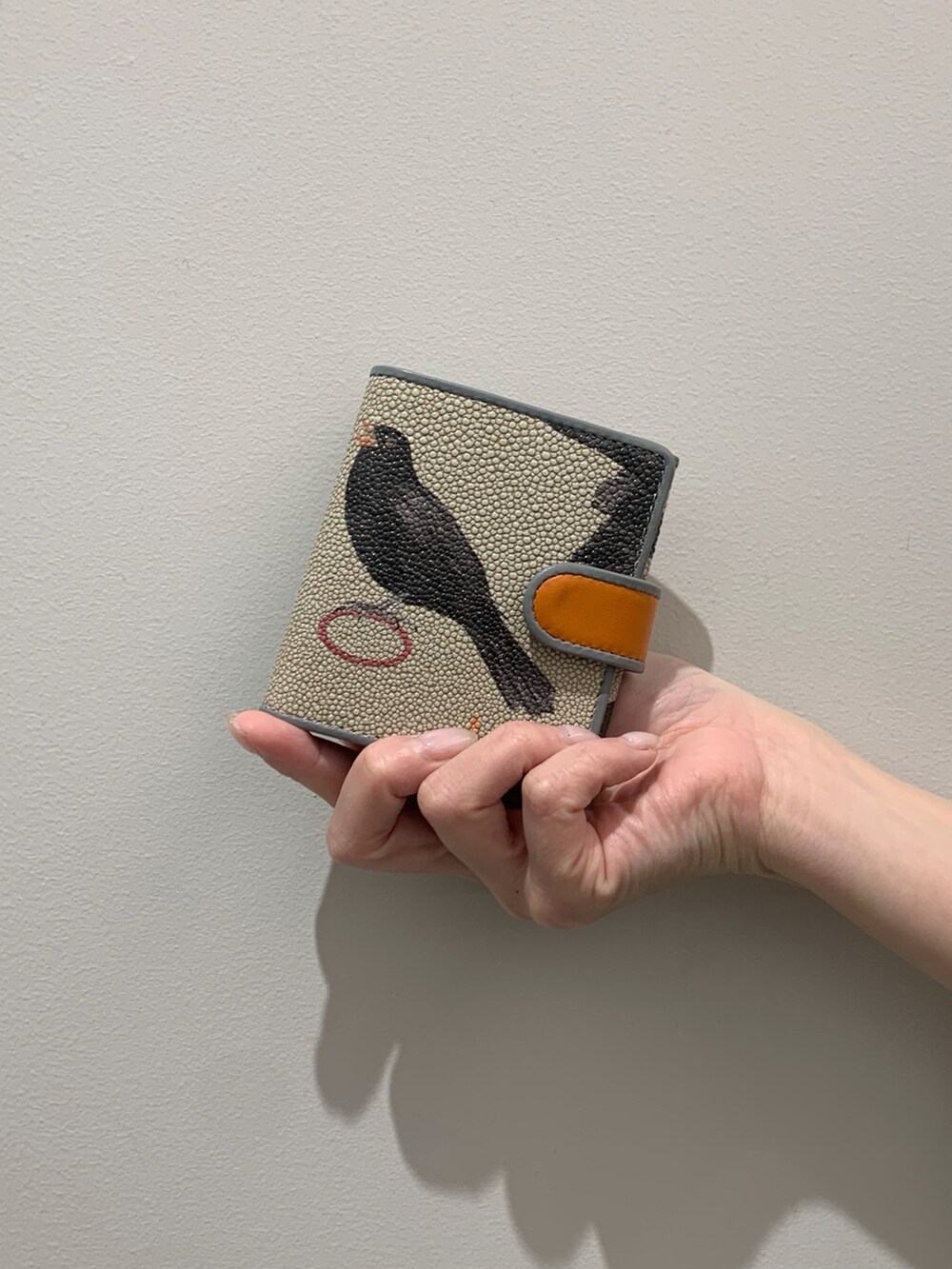 オレンジ系のショルダーバッグ、オレンジ系の財布を着用したレディースの春コーディネートの4枚目の写真