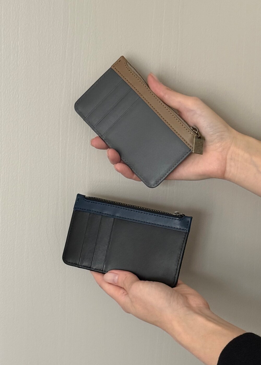 ホワイト系のトートバッグ、グレー系の財布、シルバー系の財布を着用したレディースの秋コーディネートの4枚目の写真