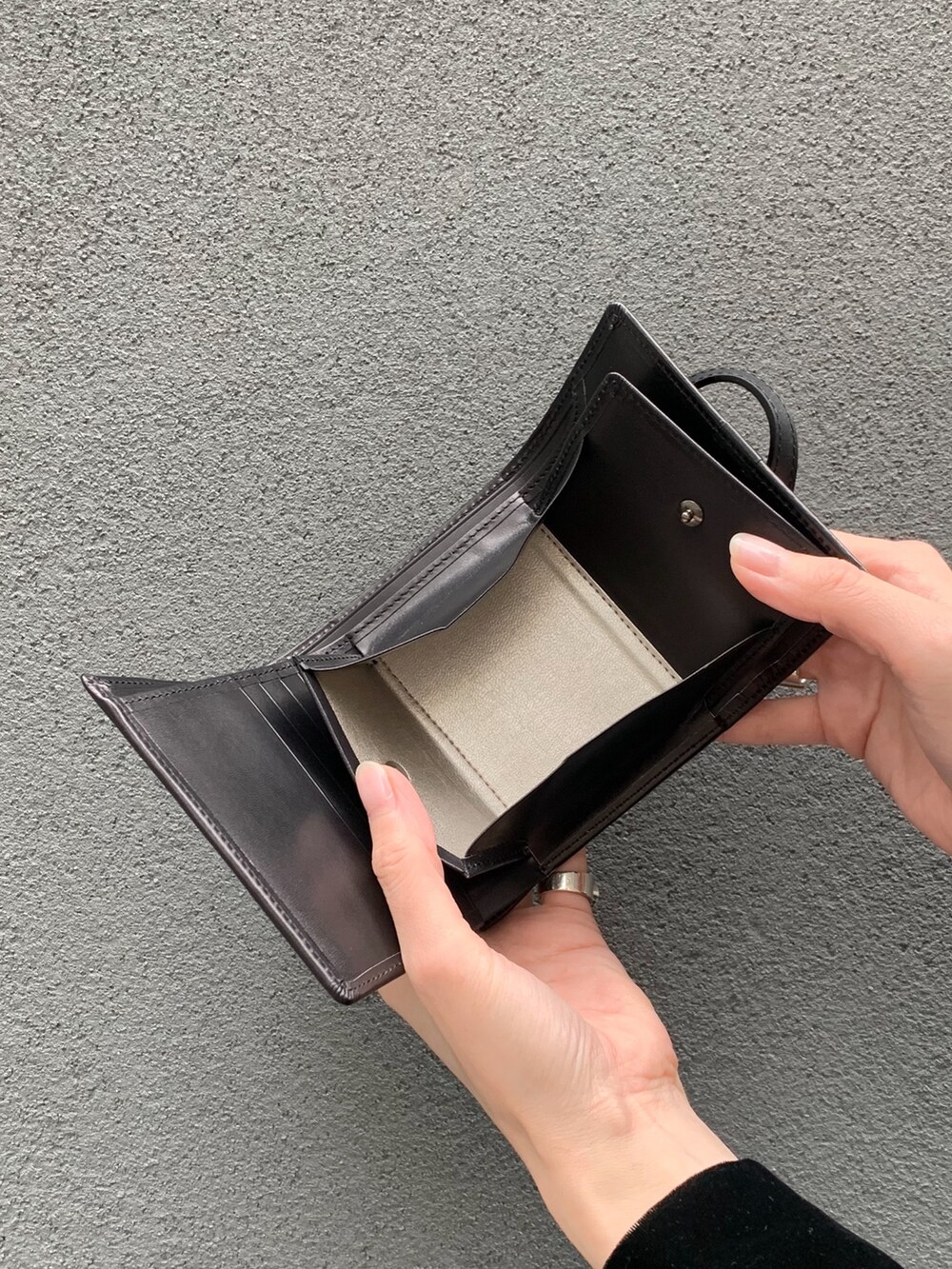 ブラック系の財布、ブラック系のキーケース/キーアクセサリーを着用したレディースの春コーディネートの8枚目の写真