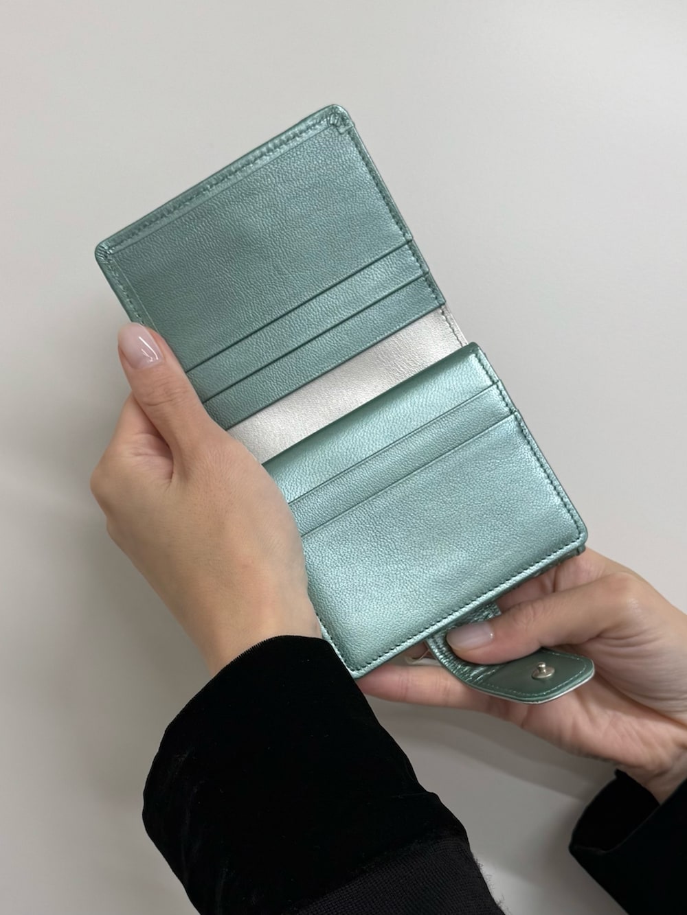 グリーン系の財布、グリーン系の財布を着用したレディースの秋コーディネートの5枚目の写真
