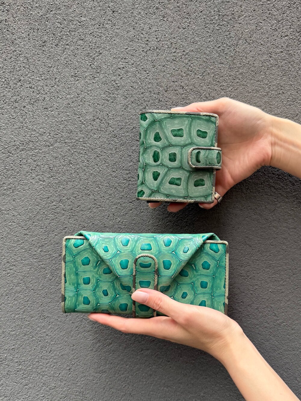 グリーン系の財布、グリーン系の財布を着用したレディースの夏コーディネートの2枚目の写真