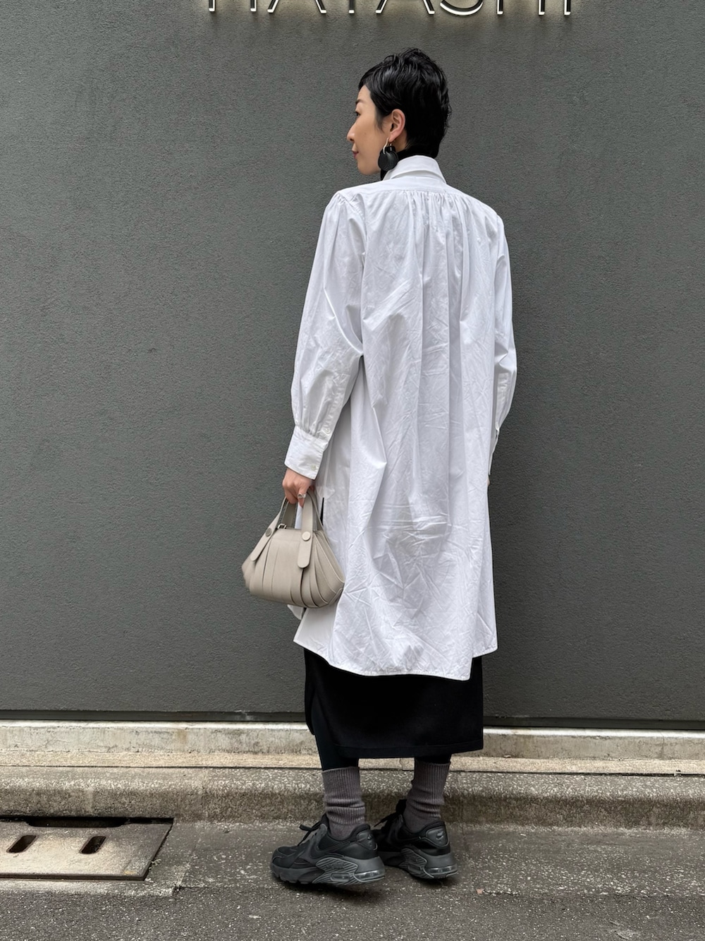 ベージュ系のショルダーバッグを着用したレディースの冬コーディネートの4枚目の写真