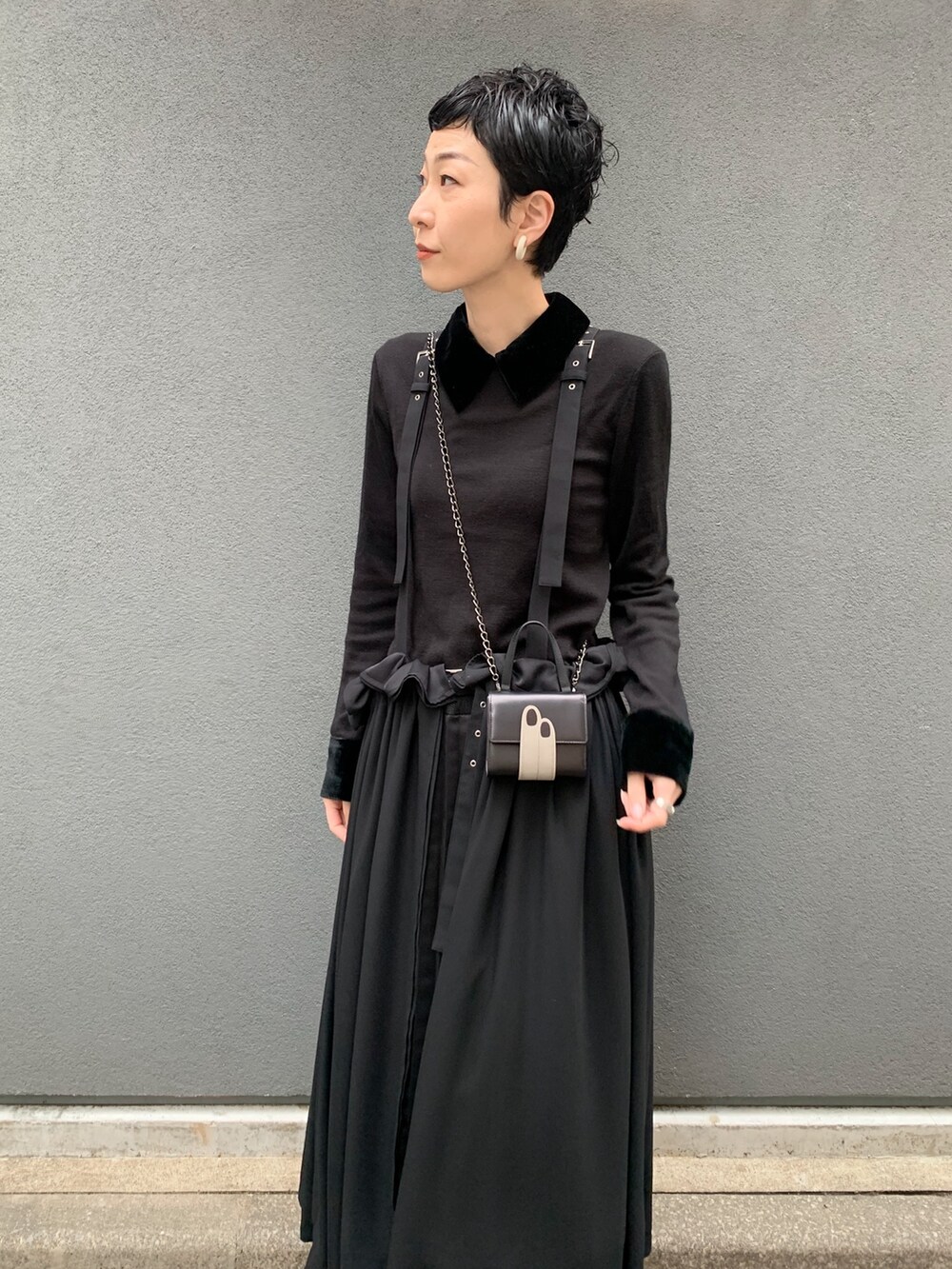 ブラック系の財布、ブラック系のキーケース/キーアクセサリーを着用したレディースの春コーディネートの2枚目の写真