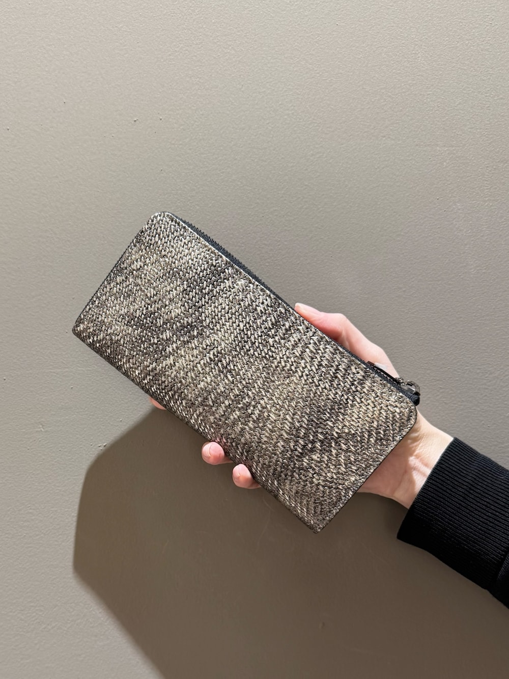 ブラック系の財布、シルバー系の財布を着用したレディースの春コーディネートの2枚目の写真