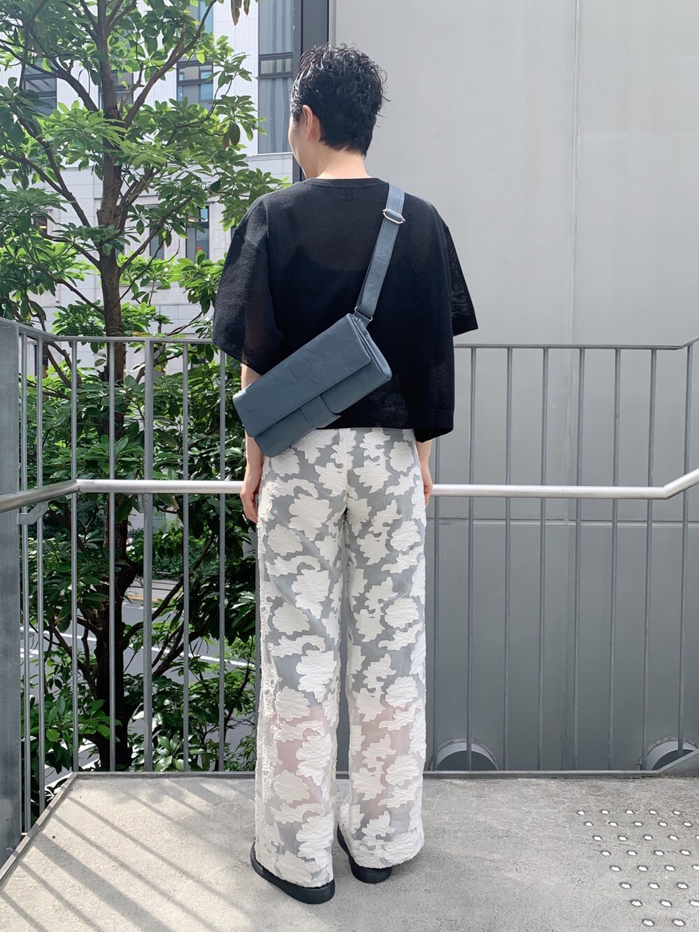 ブルー系のショルダーバッグを着用したレディースの夏コーディネートの2枚目の写真