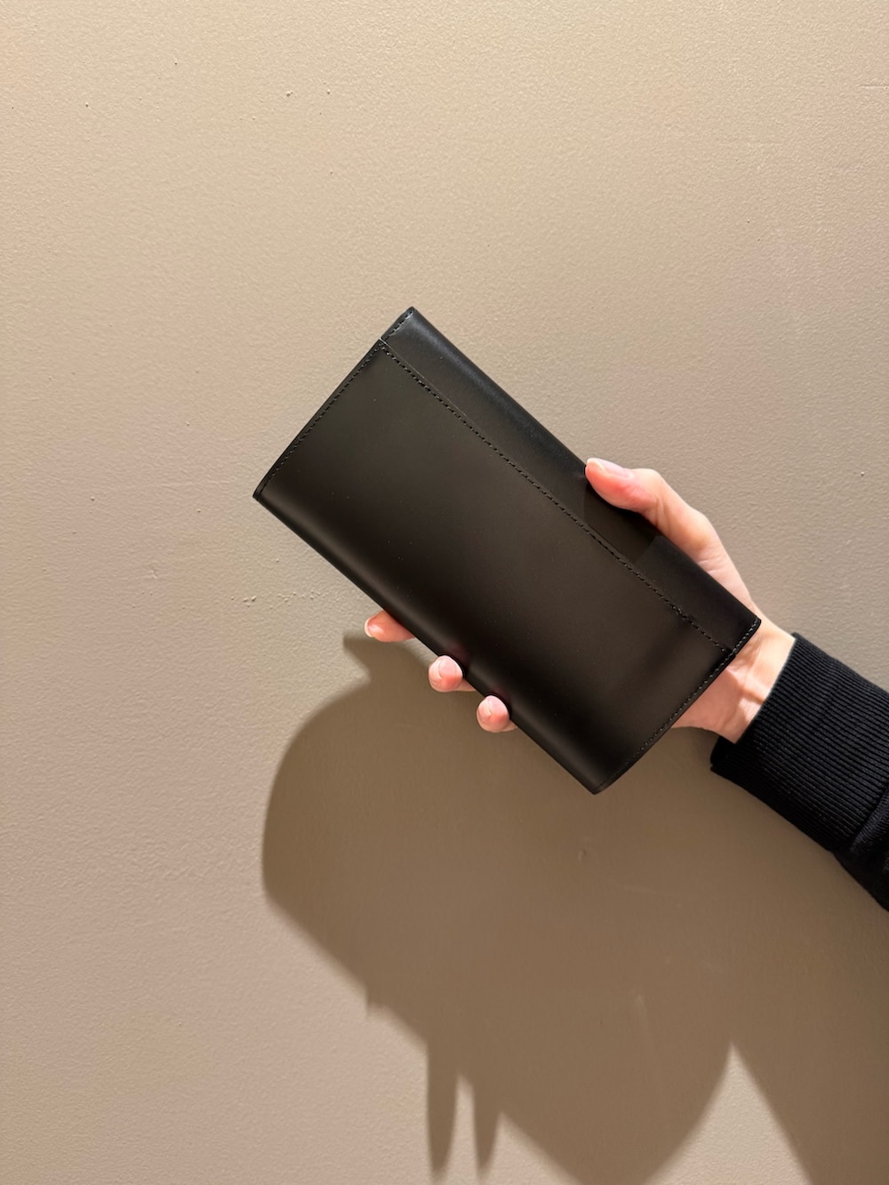 レッド系の財布、ブラック系の財布を着用したレディースの春コーディネートの5枚目の写真