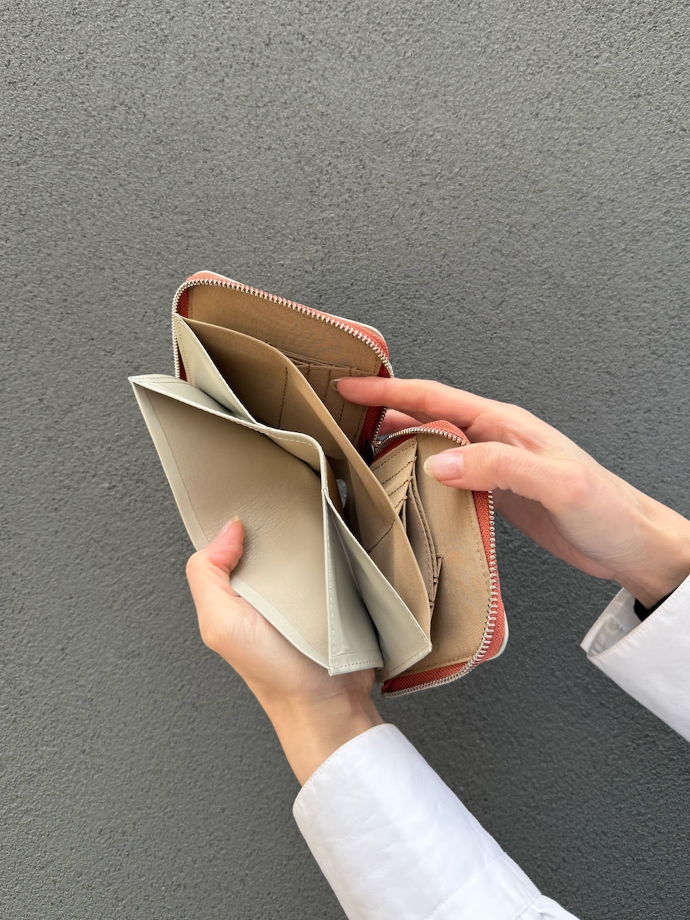 オレンジ系の財布、オレンジ系の財布を着用したレディースの冬コーディネートの10枚目の写真