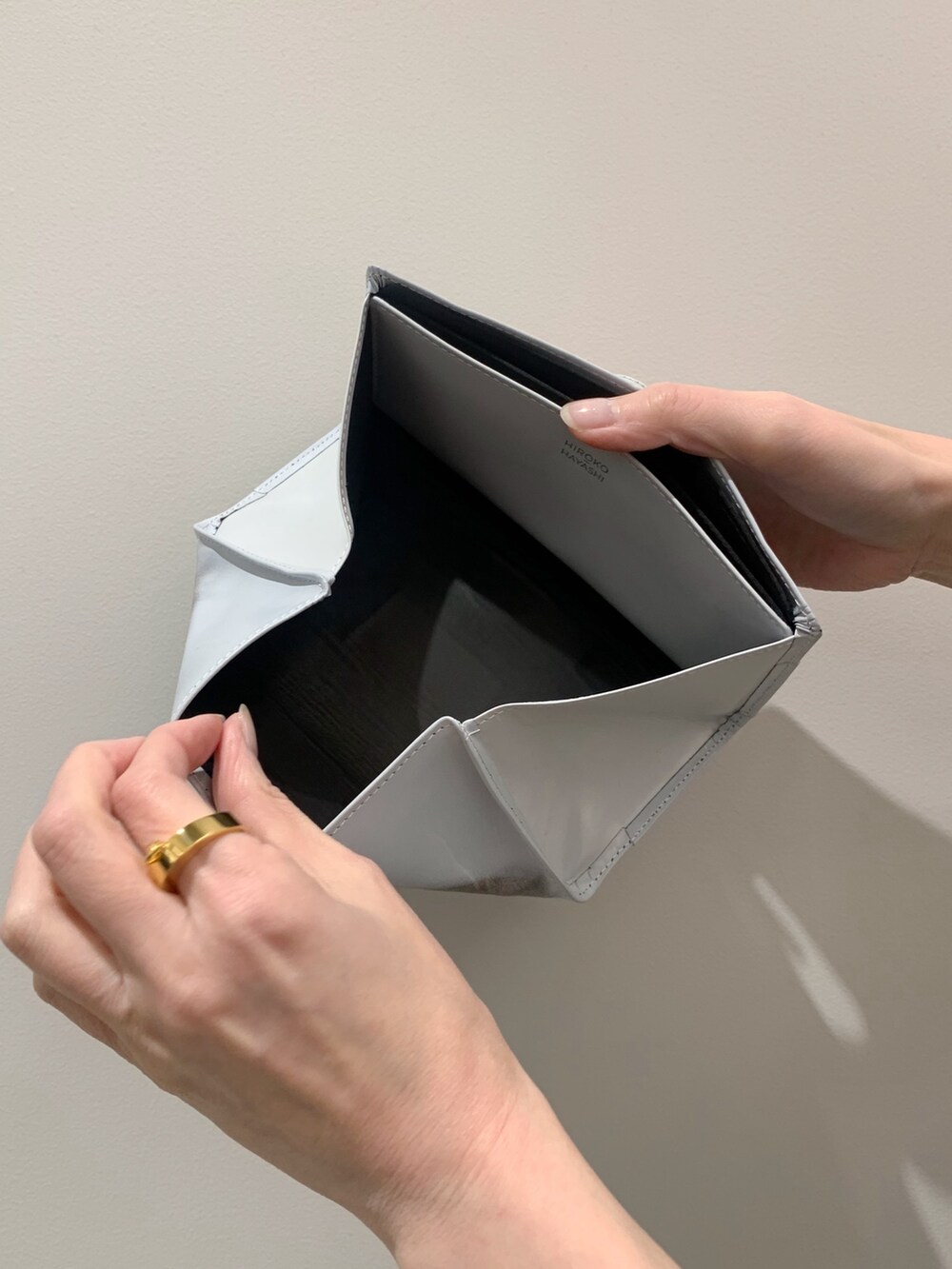 グレー系の財布、グレー系の財布を着用したレディースの春コーディネートの5枚目の写真