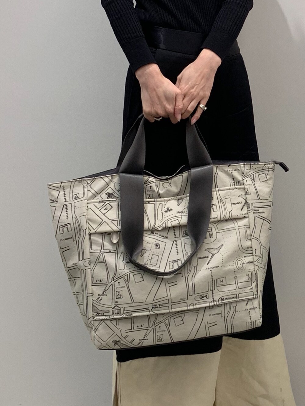 ベージュ系のボストンバッグを着用したレディースの秋コーディネートの5枚目の写真