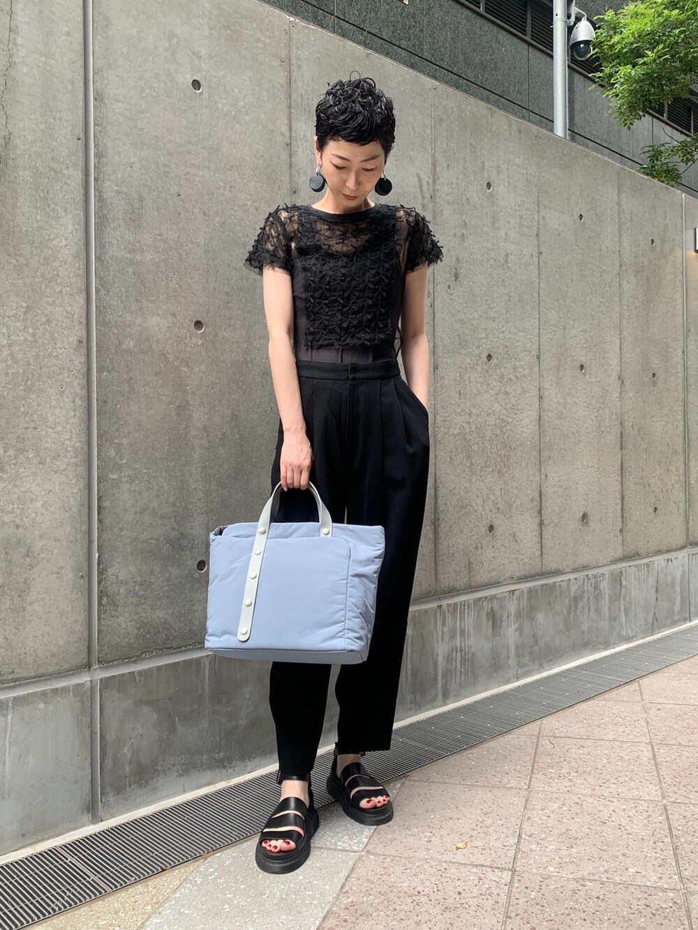 ブルー系のトートバッグを着用したレディースの夏コーディネートの4枚目の写真