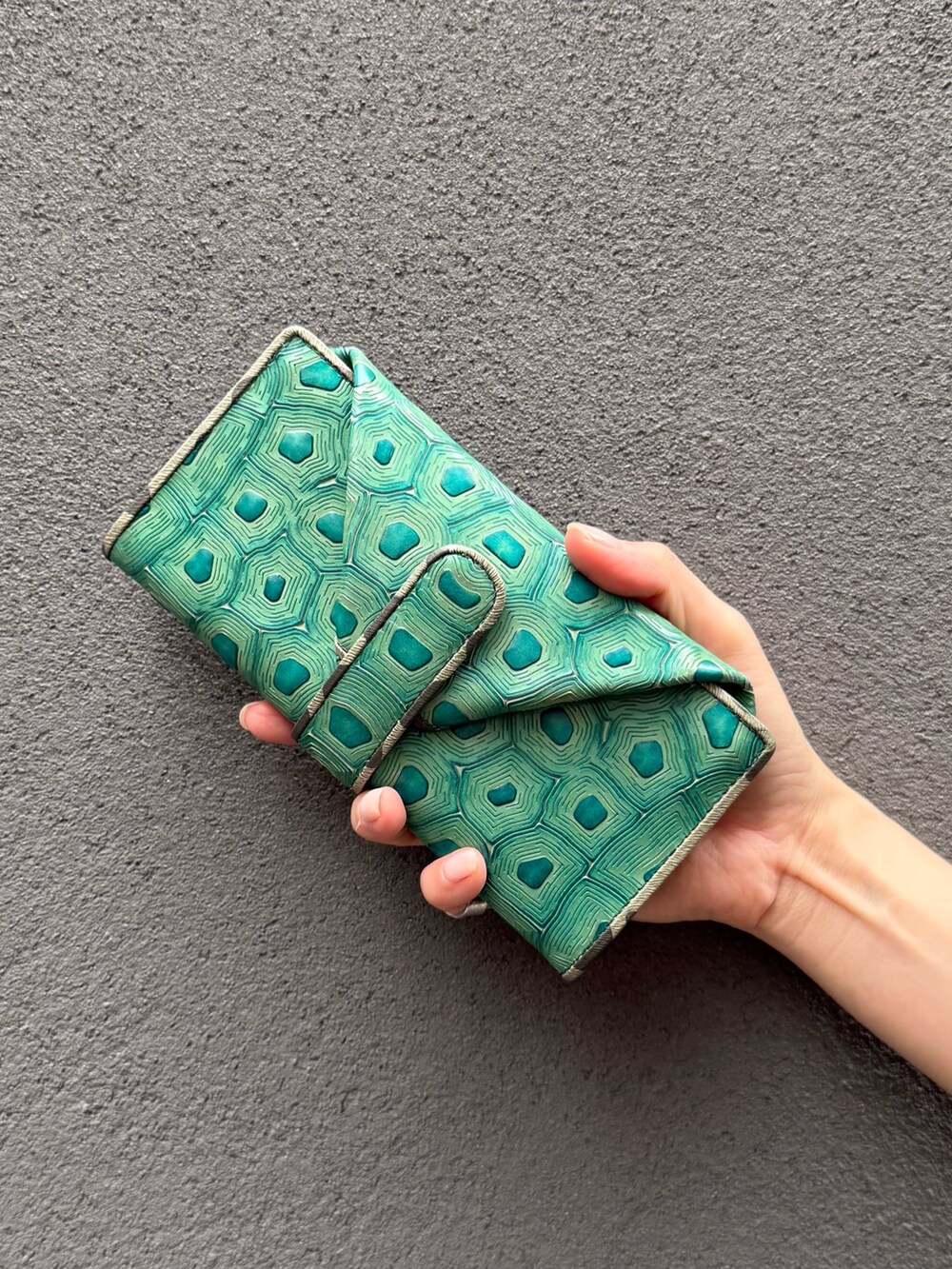 グリーン系の財布、グリーン系の財布を着用したレディースの夏コーディネートの8枚目の写真