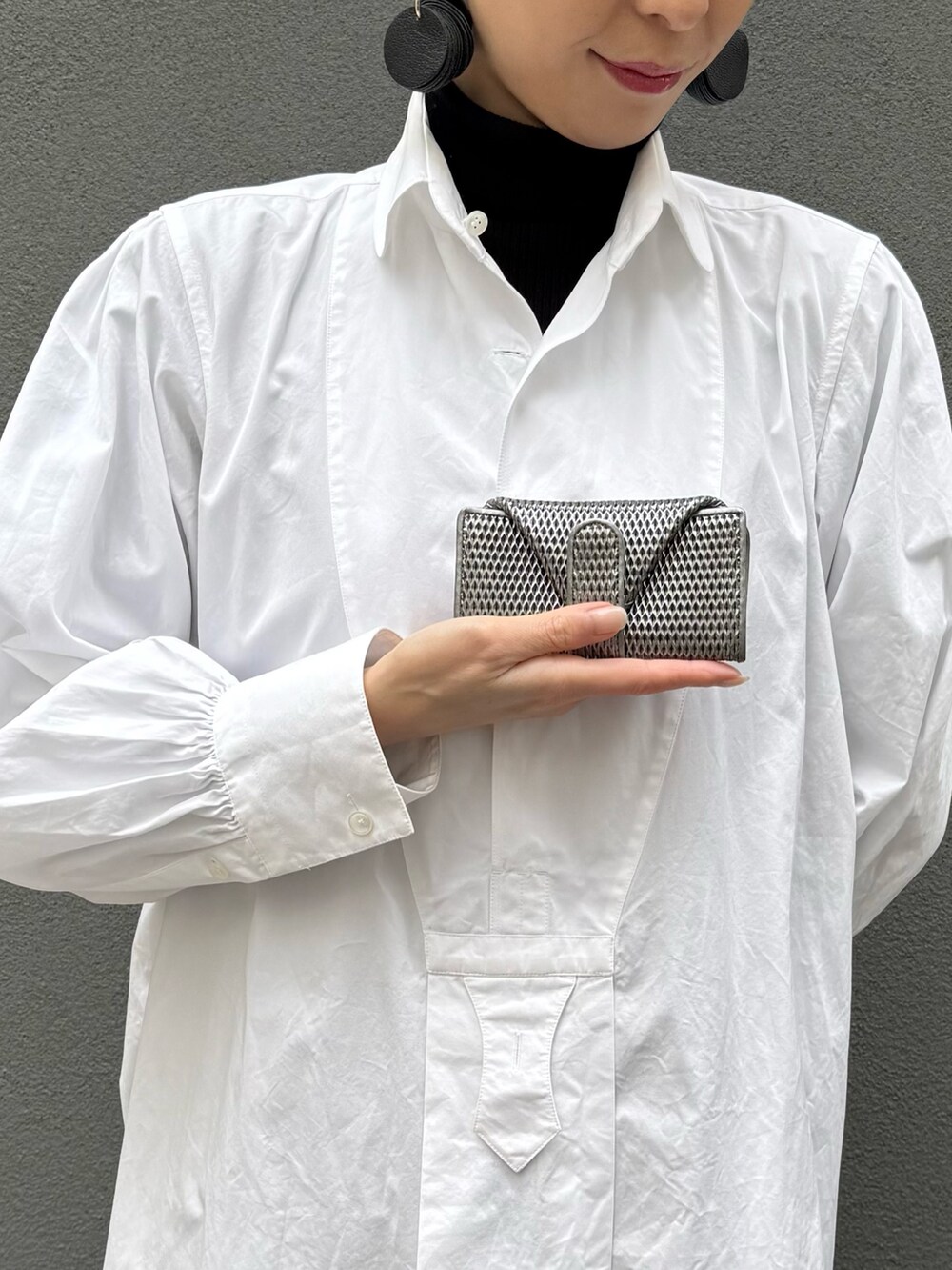 シルバー系の財布、シルバー系の財布、シルバー系の名刺入れを着用したレディースの冬コーディネートの5枚目の写真