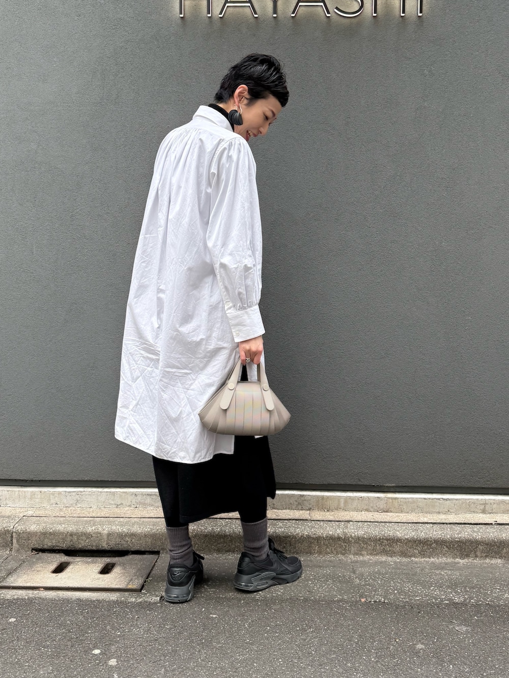 ベージュ系のショルダーバッグを着用したレディースの冬コーディネートの7枚目の写真