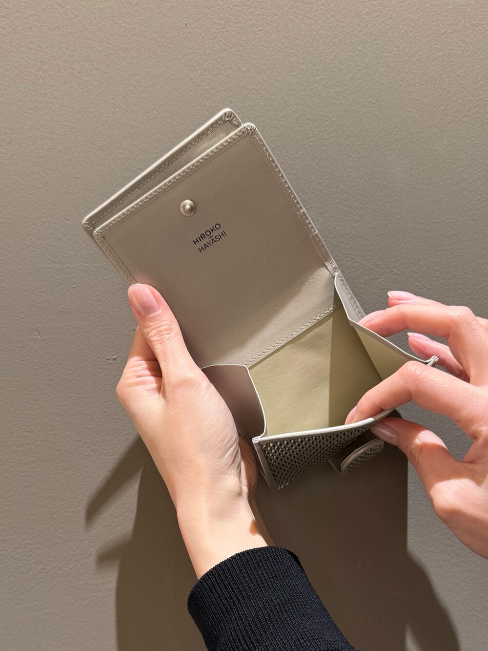 ゴールド系の財布、ゴールド系の財布を着用したレディースの春コーディネートの6枚目の写真