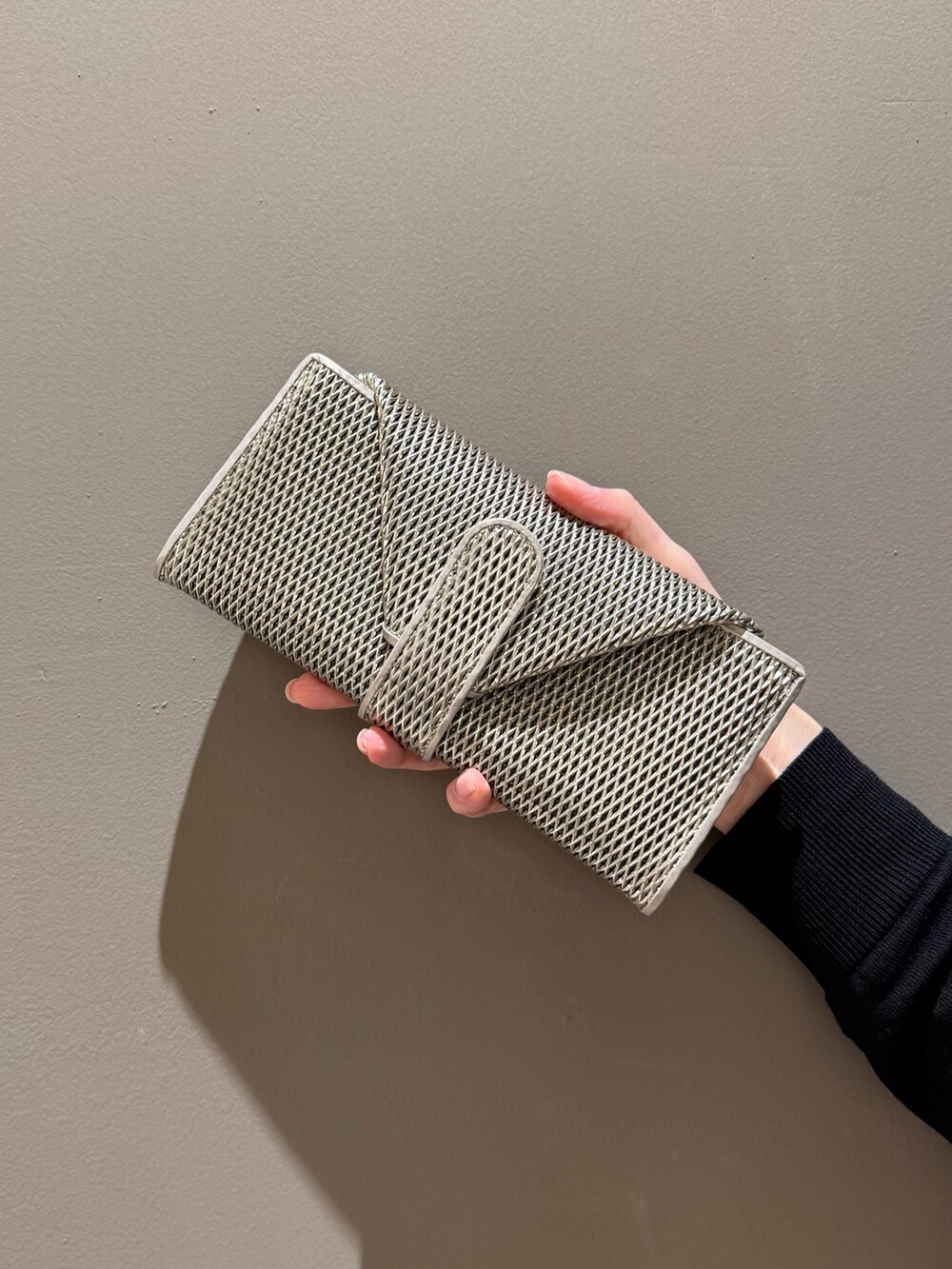 ゴールド系の財布、ゴールド系の財布を着用したレディースの春コーディネートの5枚目の写真