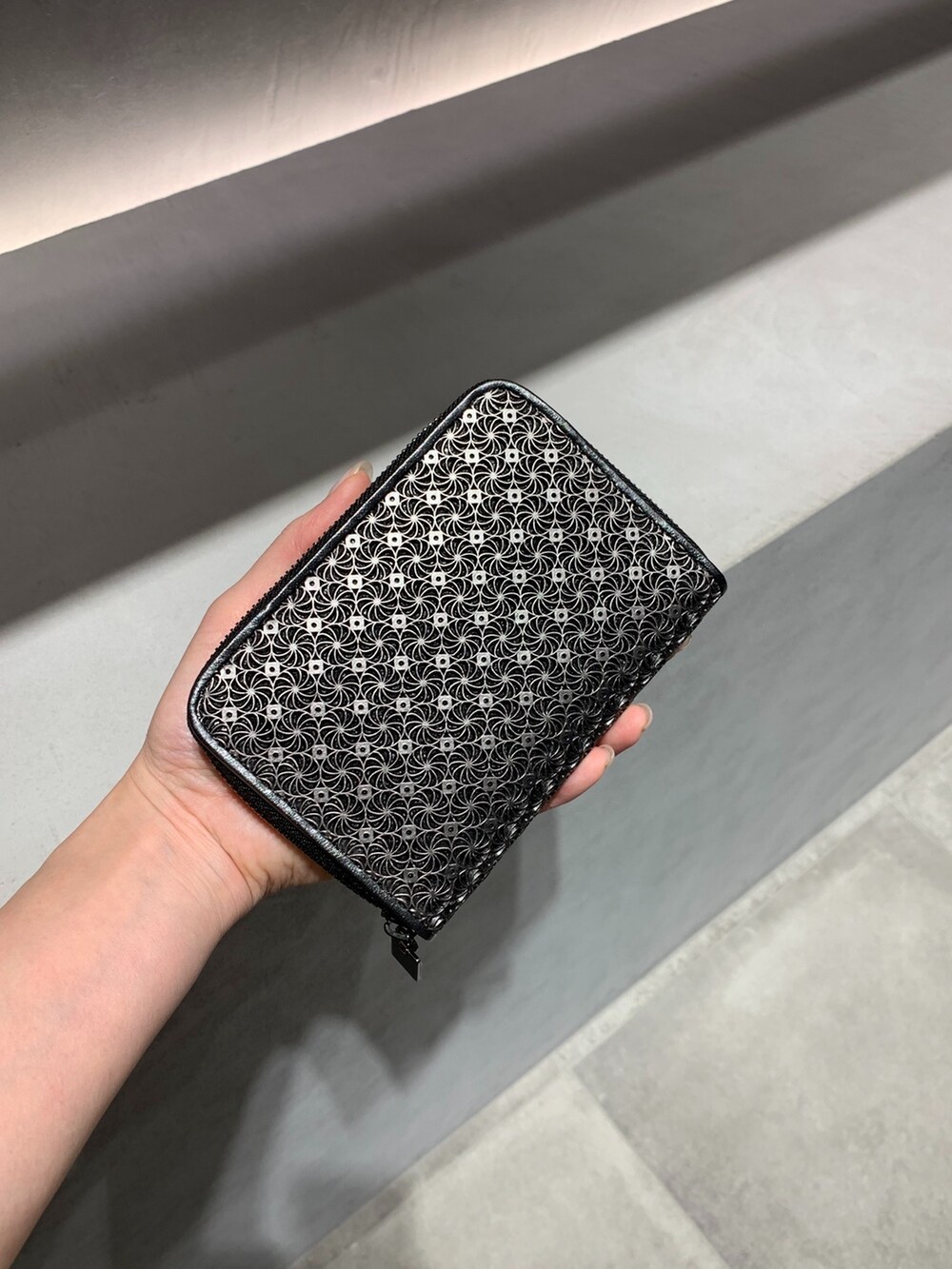 シルバー系の財布、ブラック系の財布を着用したレディースの春コーディネートの6枚目の写真