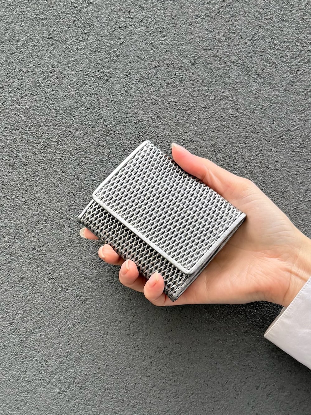 シルバー系の財布、シルバー系の財布、シルバー系の名刺入れを着用したレディースの冬コーディネートの3枚目の写真