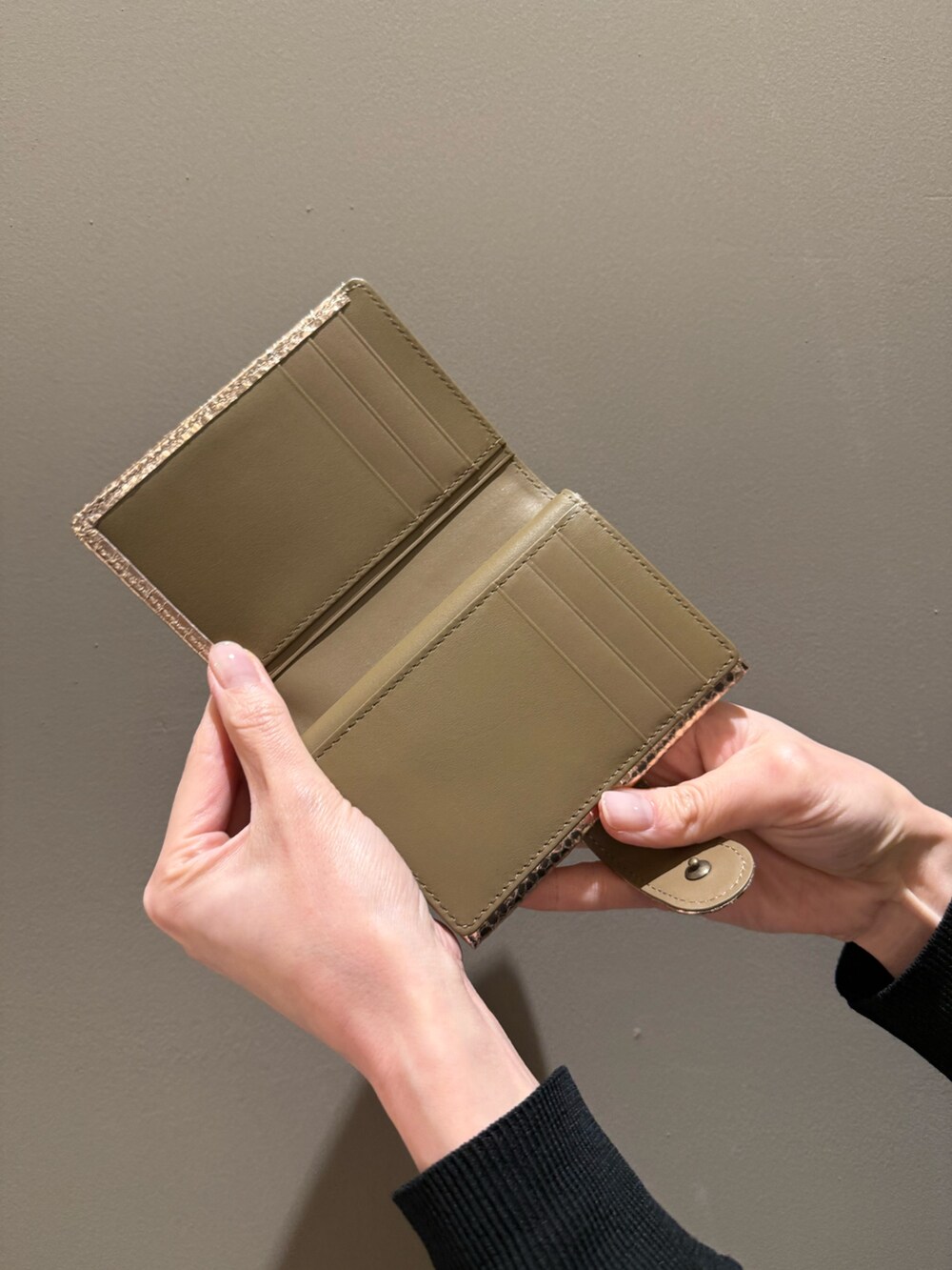 ピンク系の財布、ピンク系の財布を着用したレディースの春コーディネートの5枚目の写真