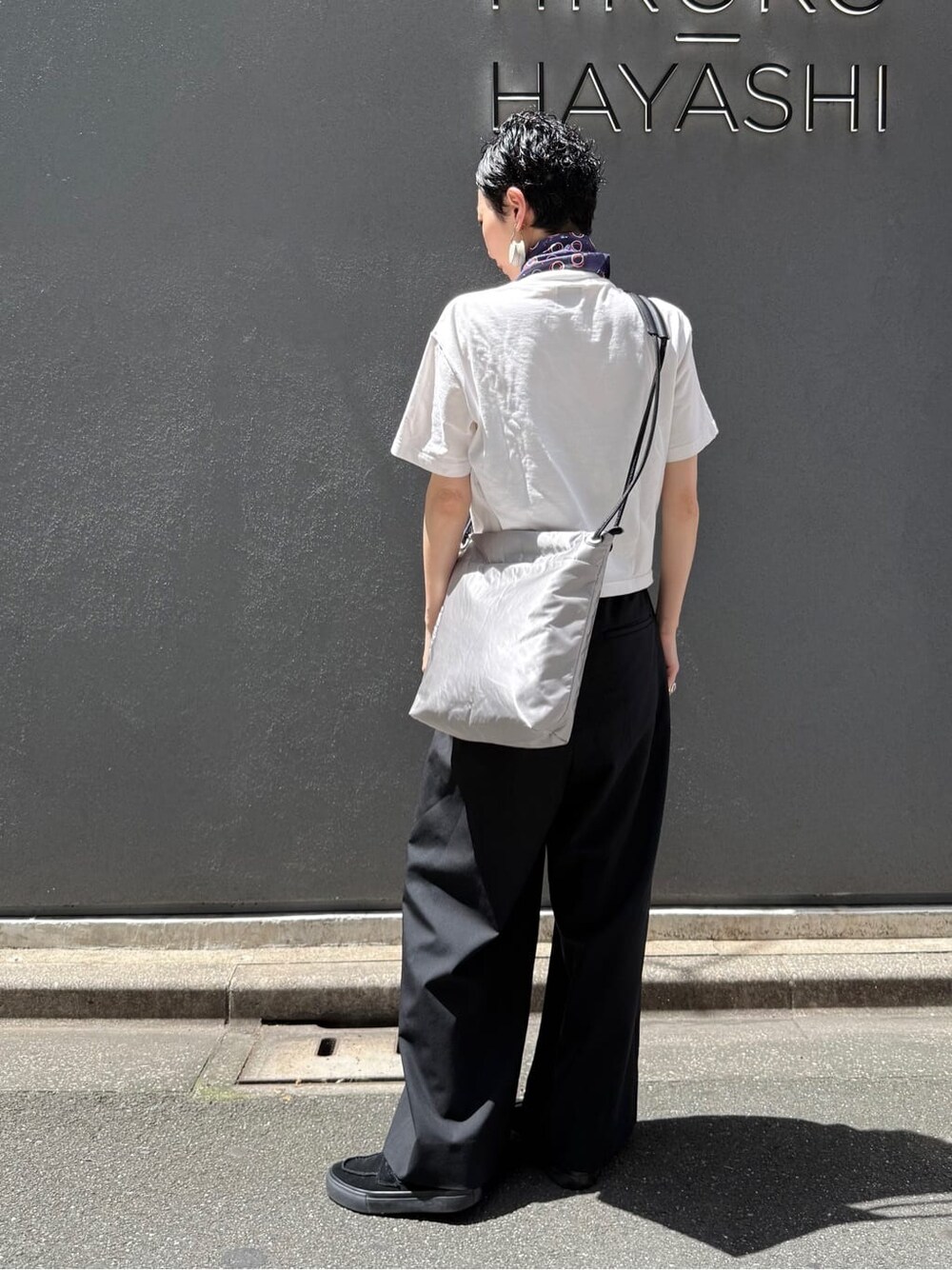 グレー系のショルダーバッグを着用したレディースの夏コーディネートの8枚目の写真