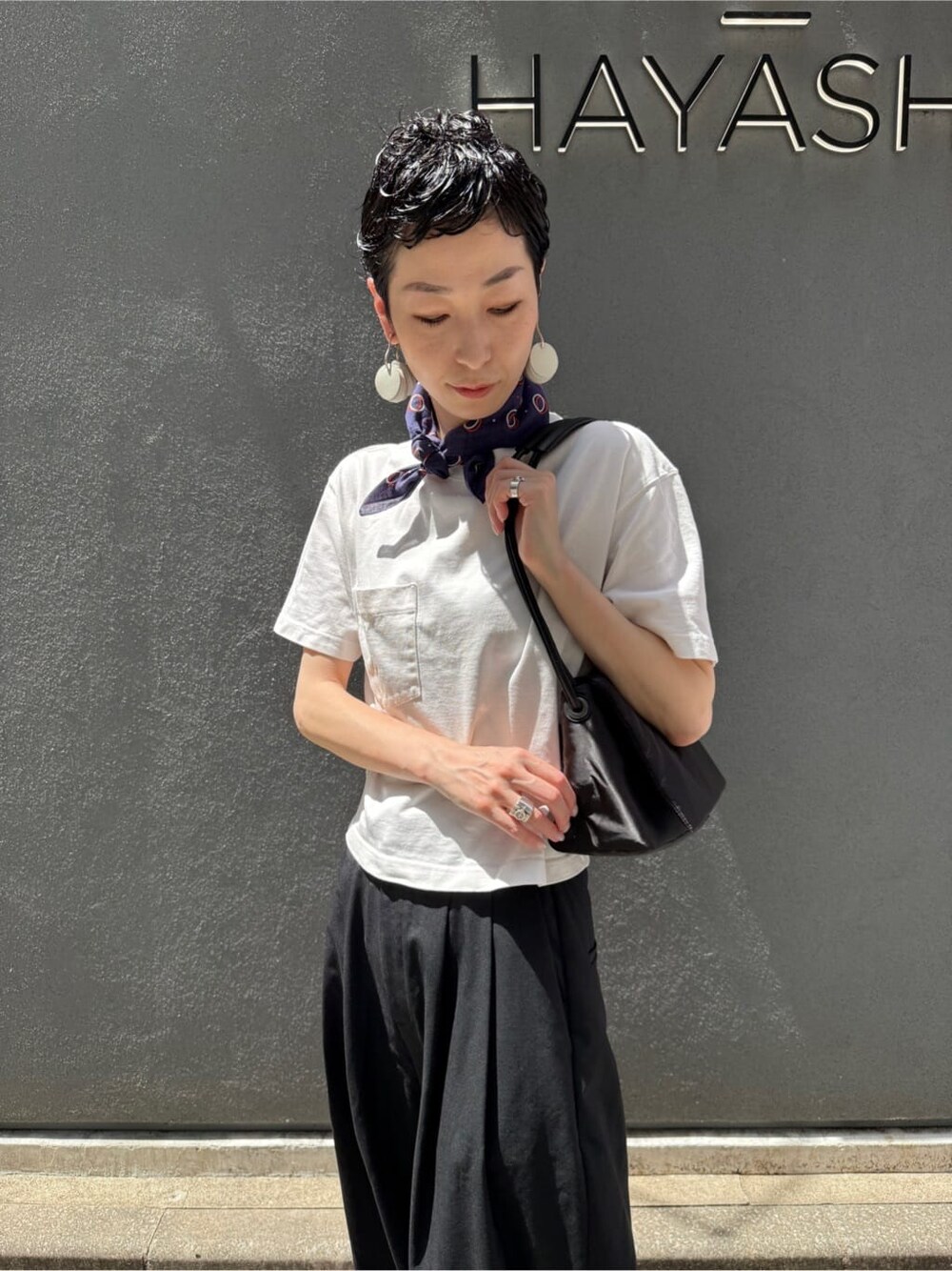 ブラック系のショルダーバッグを着用したレディースの夏コーディネートの6枚目の写真