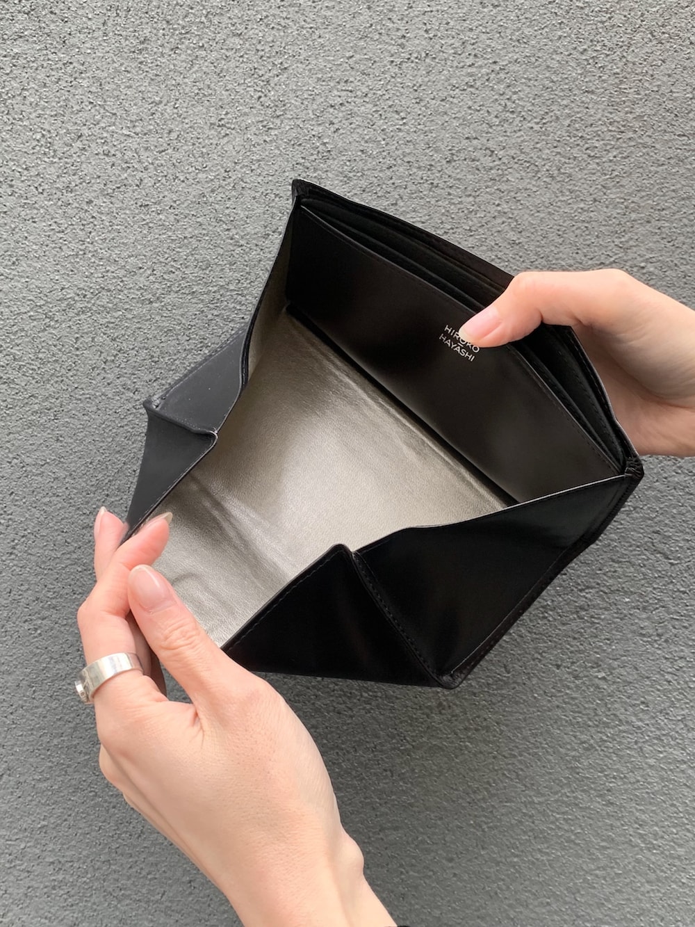 ブラック系の財布、ブラック系の財布を着用したレディースの春コーディネートの10枚目の写真