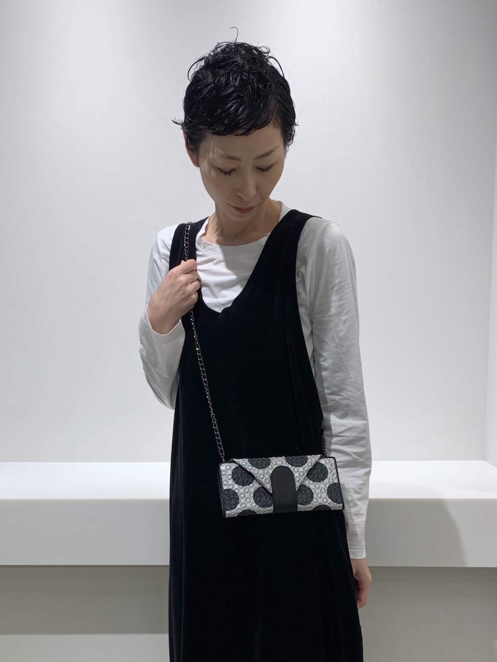 シルバー系の財布、シルバー系の財布を着用したレディースの秋コーディネートの3枚目の写真