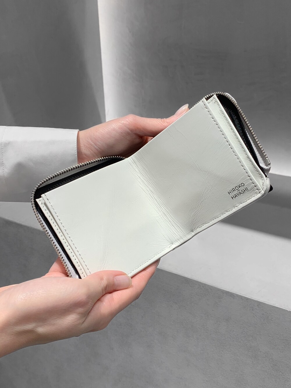 ホワイト系の財布、ブラック系の財布を着用したレディースの冬コーディネートの4枚目の写真