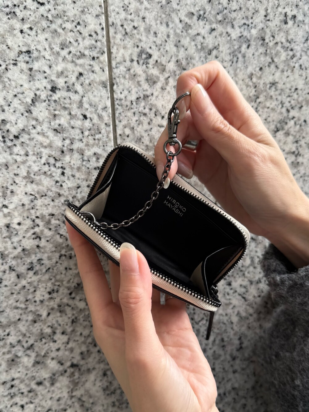 ベージュ系の財布、ベージュ系のキーケース/キーアクセサリーを着用したレディースの秋コーディネートの7枚目の写真