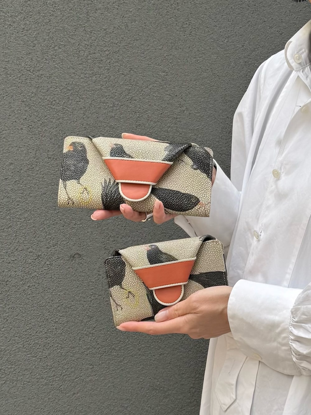 オレンジ系の財布、オレンジ系の財布を着用したレディースの冬コーディネートの2枚目の写真