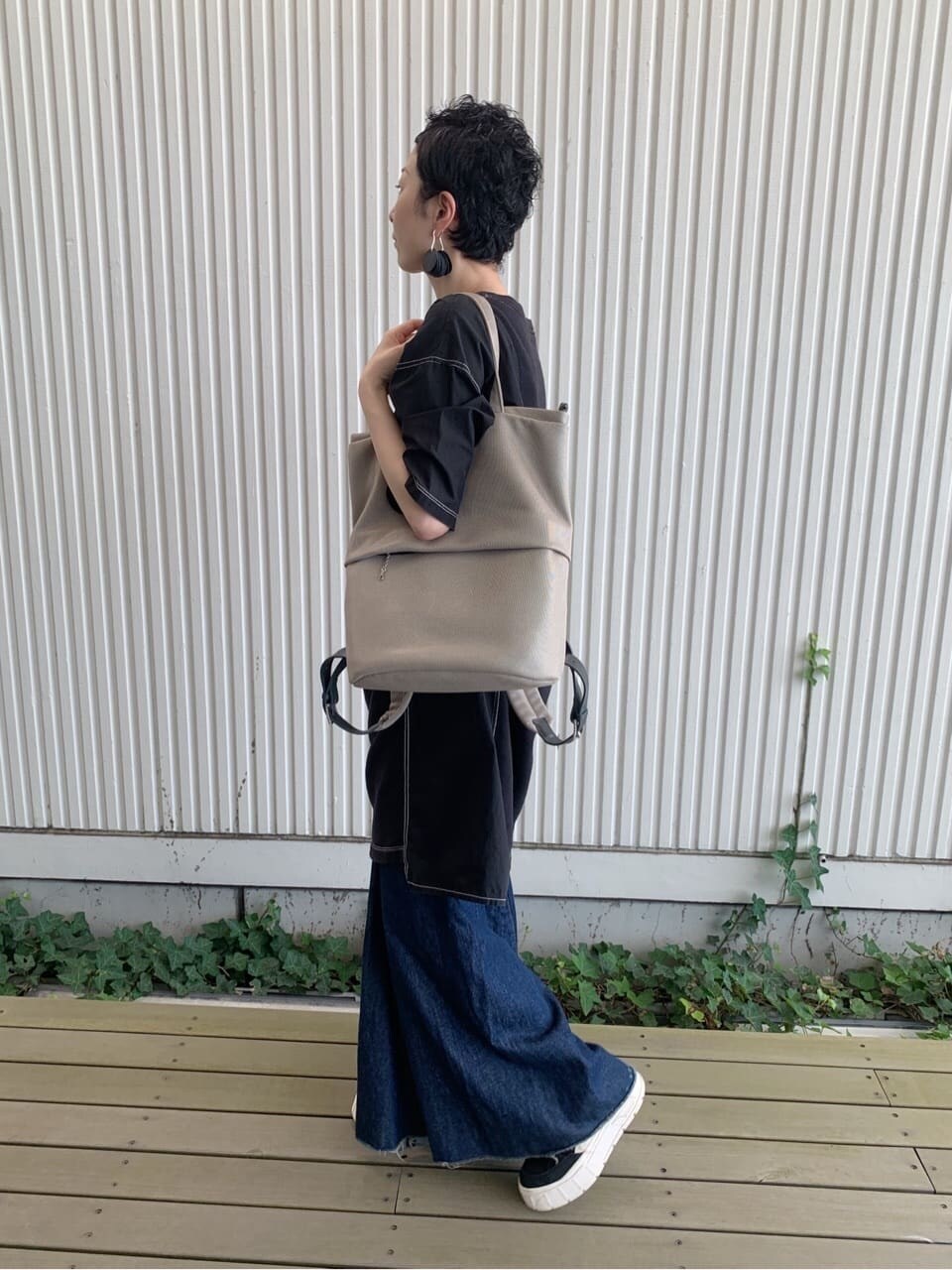 ベージュ系のバックパック/リュックを着用したレディースの夏コーディネートの3枚目の写真