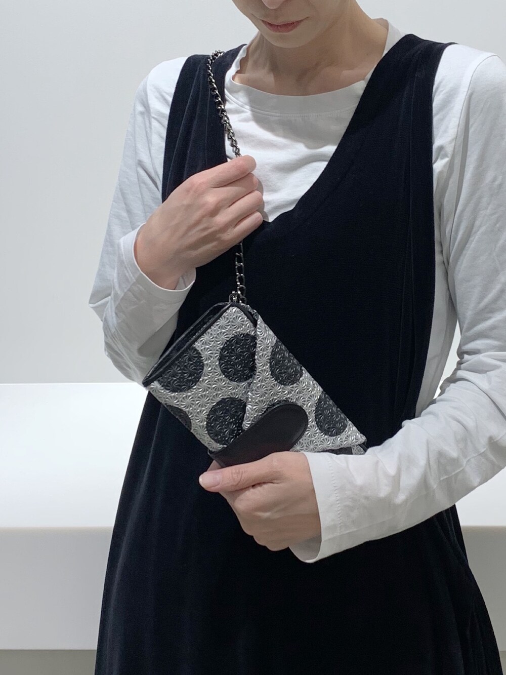 シルバー系の財布、シルバー系の財布を着用したレディースの秋コーディネートの4枚目の写真