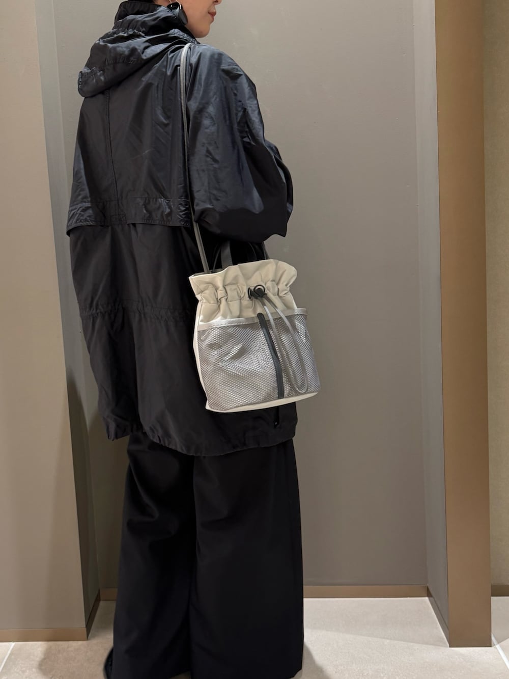 グレー系のショルダーバッグ、シルバー系のリング、シルバー系のリングを着用したレディースの春コーディネートの4枚目の写真