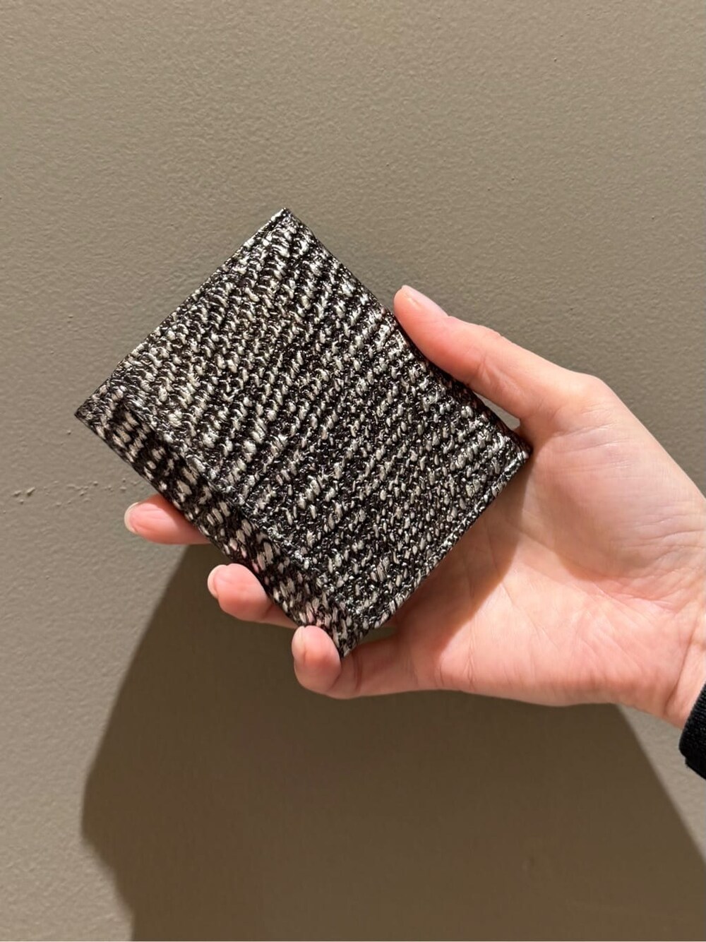 グレー系の財布、シルバー系の財布を着用したレディースの冬コーディネートの2枚目の写真