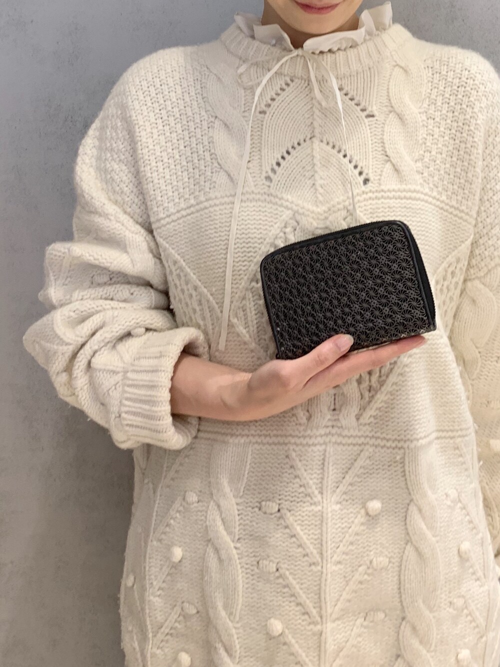 シルバー系の財布、ブラック系の財布を着用したレディースの春コーディネートの4枚目の写真