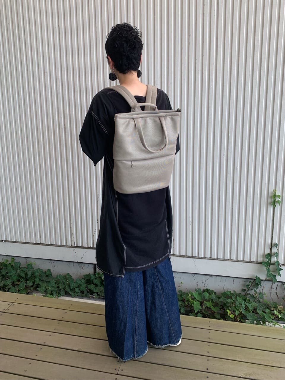 ベージュ系のバックパック/リュックを着用したレディースの夏コーディネートの4枚目の写真
