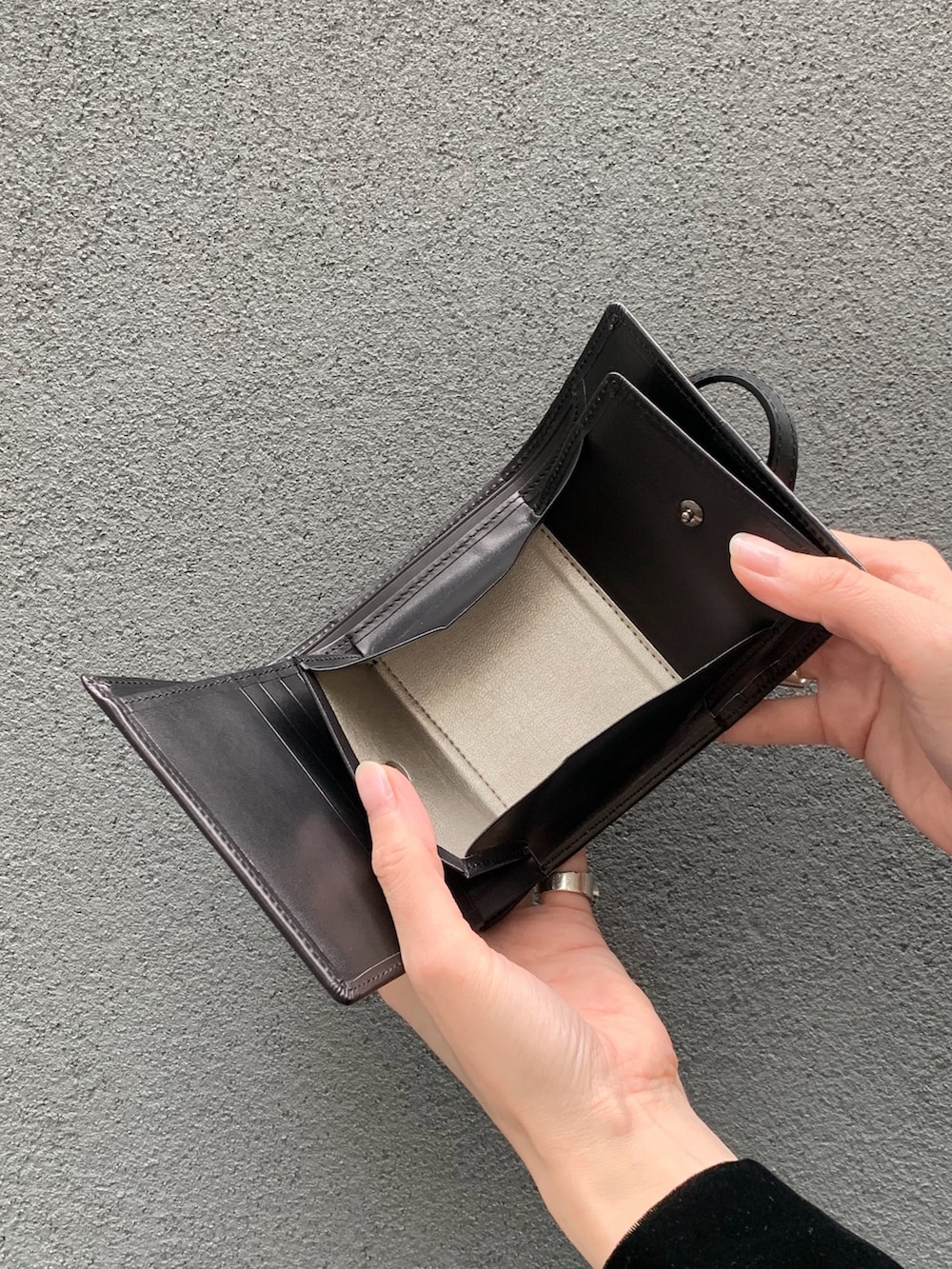 ブラック系の財布、ブラック系の財布を着用したレディースの春コーディネートの8枚目の写真